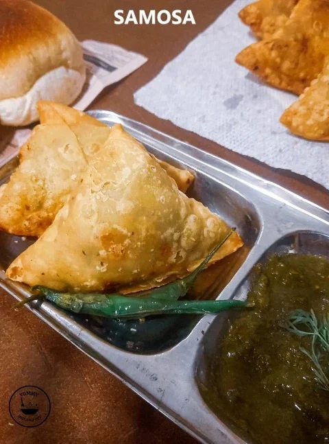 Golden crispy samosas filled with flavorful spiced potatoes – a delicious homemade Samosa recipe!